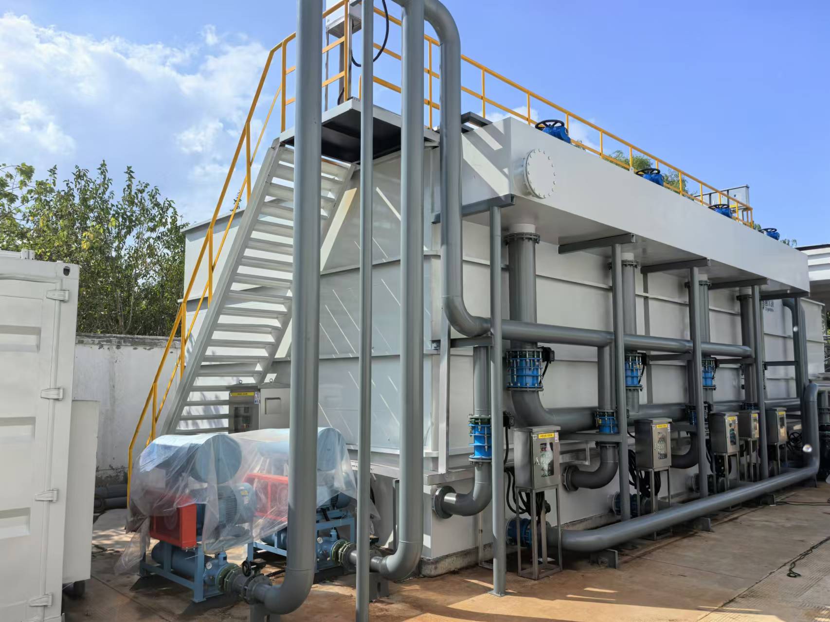 Integrated denitrification filter