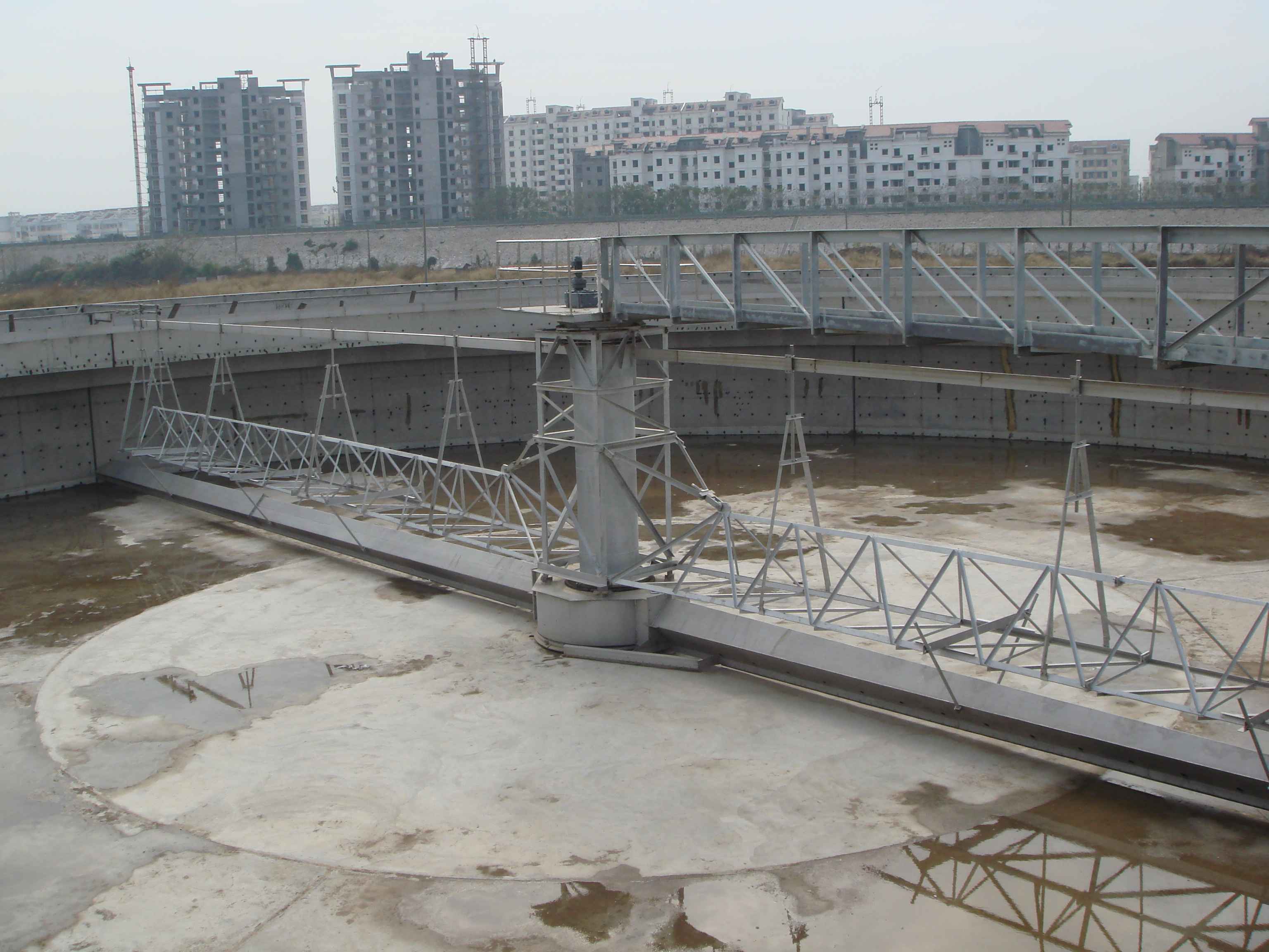 Single tube scraper and suction machine